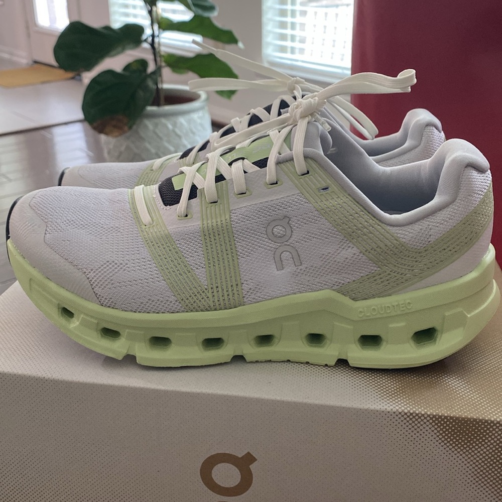 NEW WITH BOX On CloudGo Women’s Shoes size 9